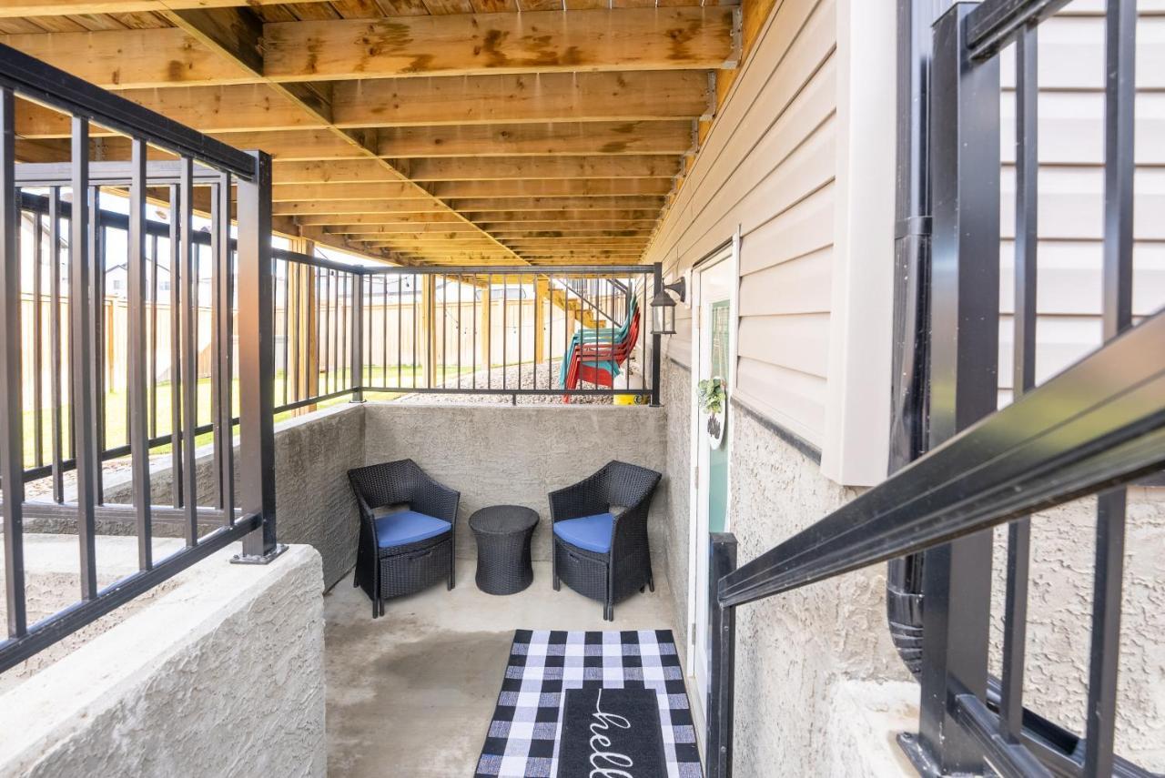 Copperwood Cozy Cellar With Hot Tub Hotell Lethbridge Exteriör bild